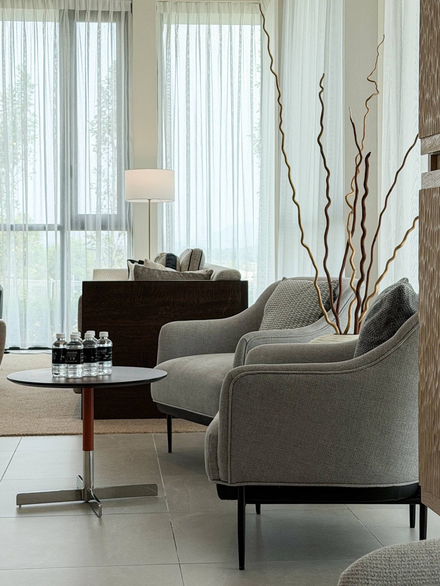 DELBO LOUNGE CHAIR