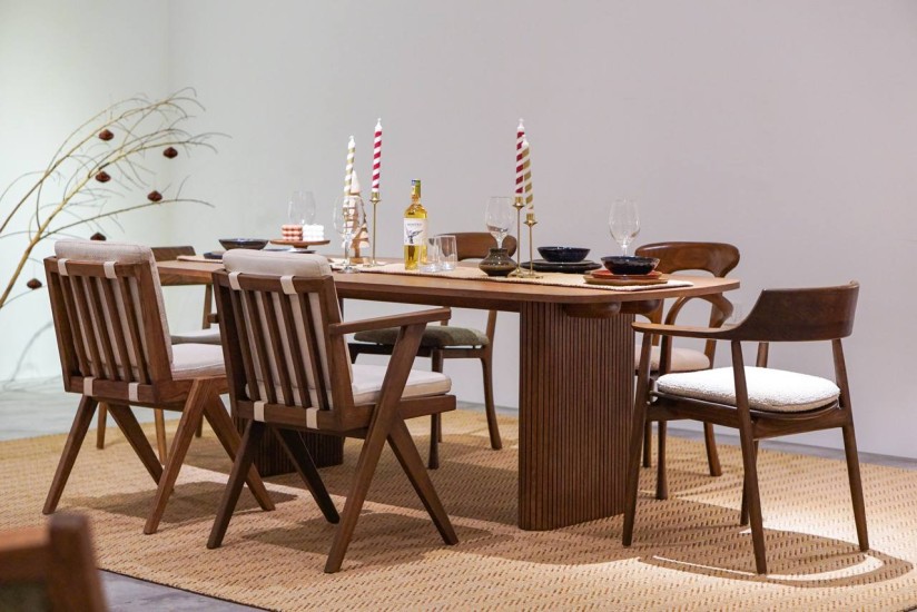 Modern sleek Minimalist Table with Sculptural Design - Nicchris