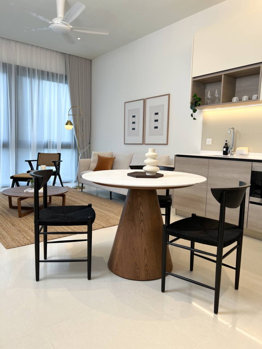 round_dining_table
